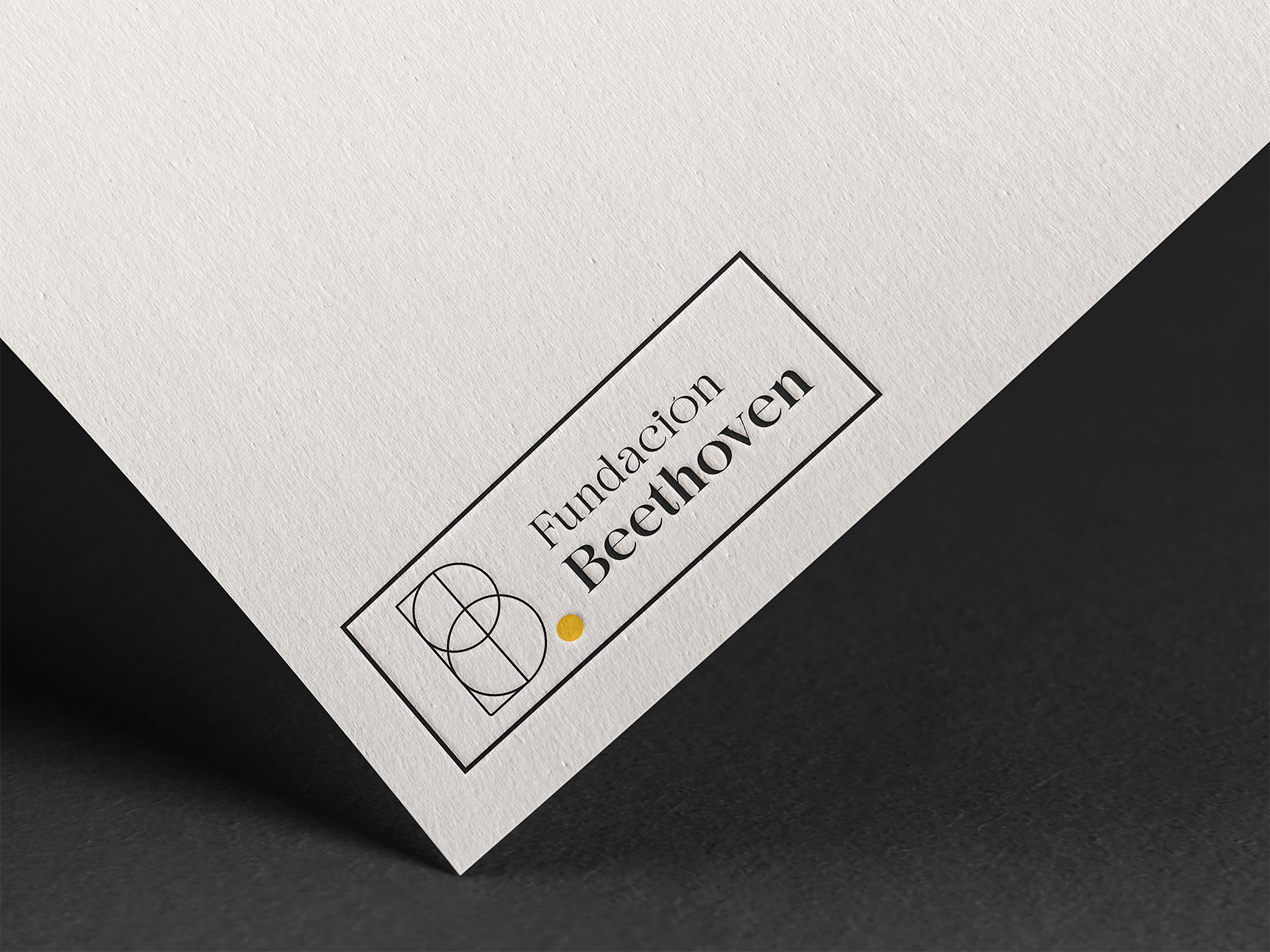 Aplicación impresa del logotipo de Fundación Beethoven sobre papel texturado