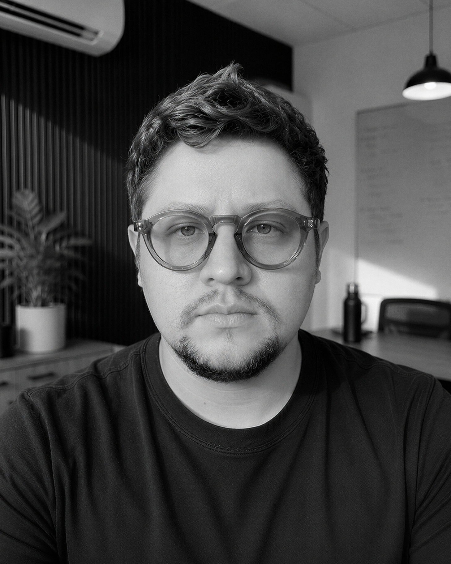 Felipe Urrutia en su espacio de trabajo