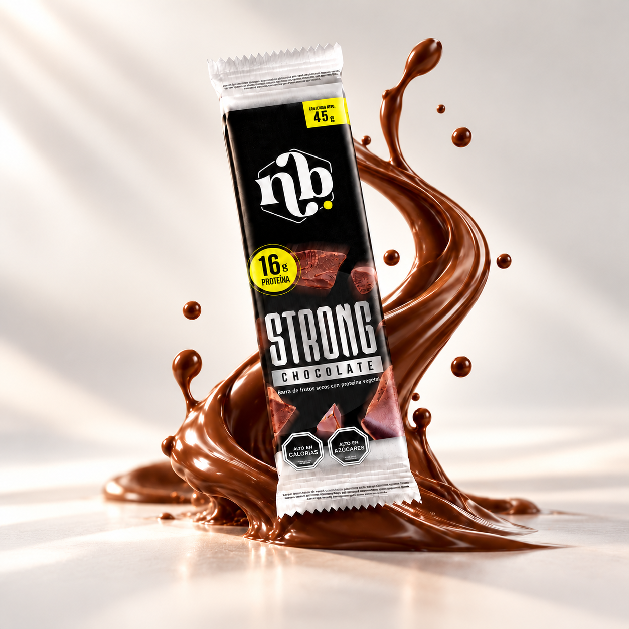 Barra proteica NB Strong de chocolate sobre una ola de chocolate